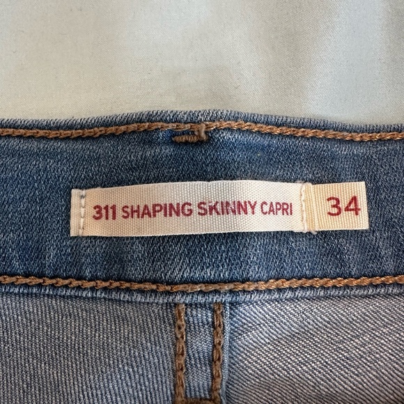 Lee Women’s Sz: 34 311 Shaping Skinny Capri. Medium Wash. Stretchy. 5 Pockets. - Picture 5 of 11